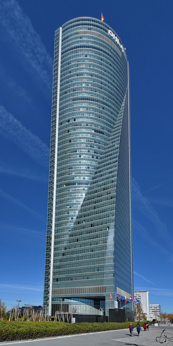 Der 236 Meter hohe Weltraumturm (Torre Espacio) wurde von 2004 bis 2008 gebaut. (Madrid, November 2022)