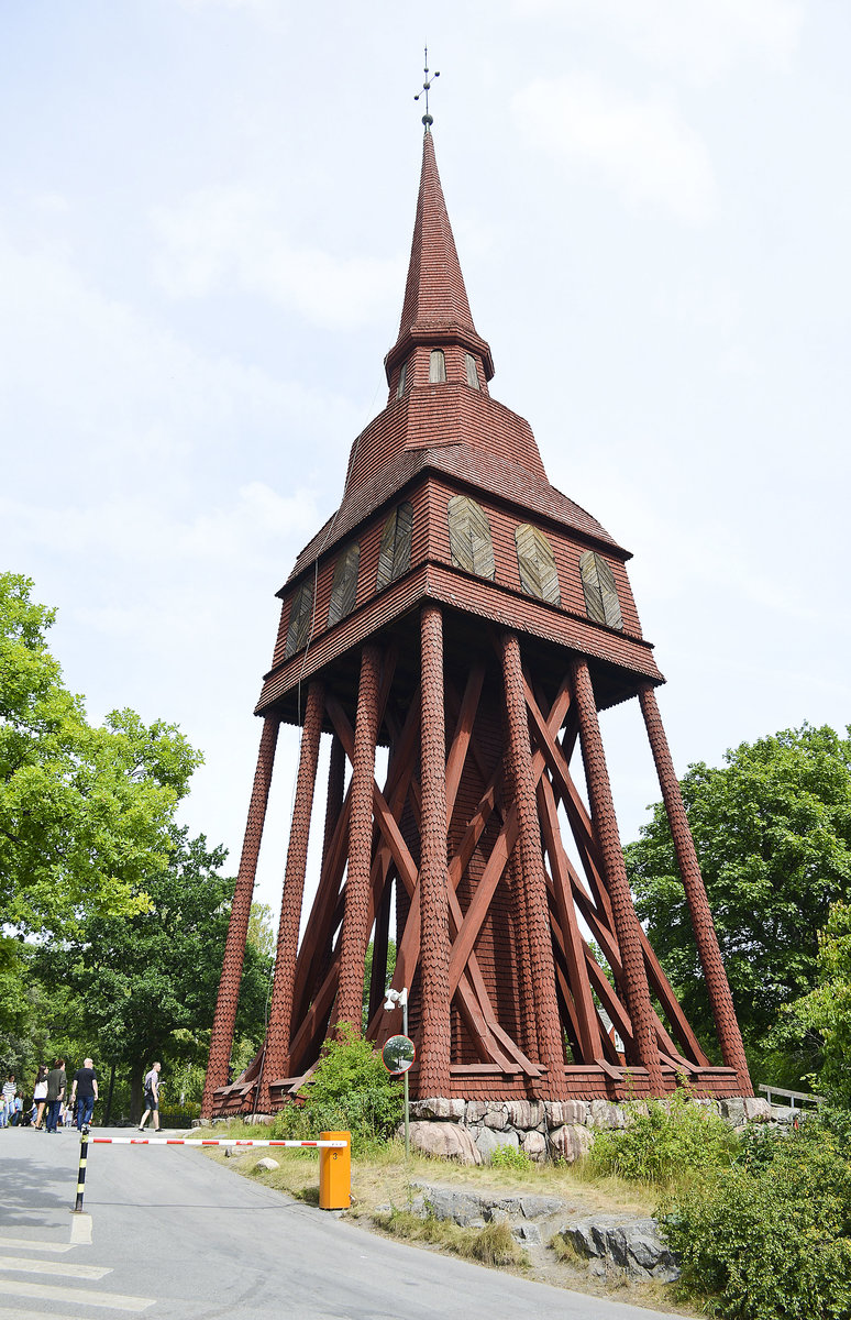 Der 34,5 Meter hohe Glockenturm Hllestadstapeln im Freilichtmuseum Skansen in Stockholm. Der Turm wurde 1894 erbaut.
Aufnahme: 25. Juli 2017.