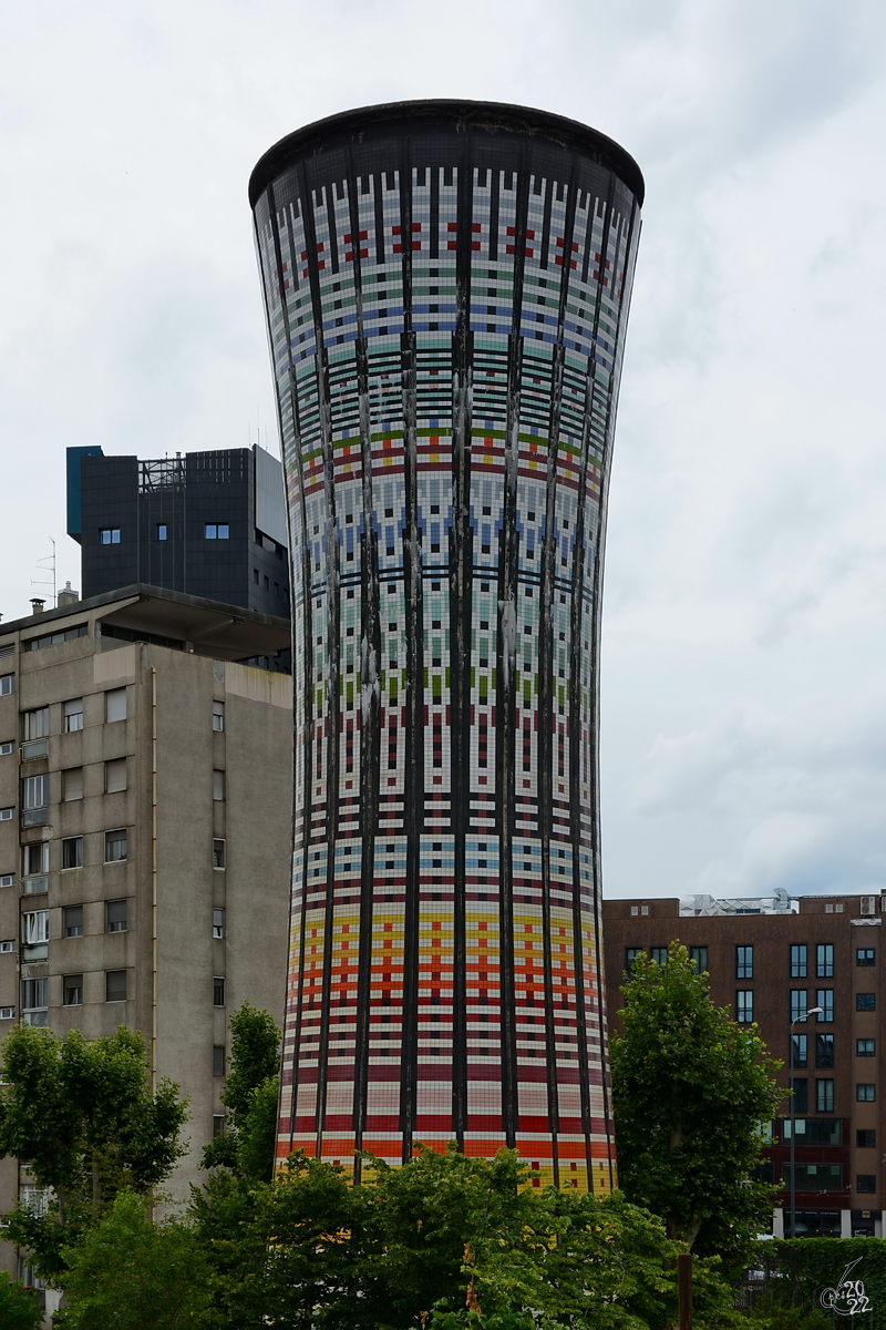 Der 35 Meter hohe Regenbogenturm (Torre Arcobaleno) wurde 1964 errichtet befindet sich in direkter Nhe des Mailander Bahnhofes Garibaldi. (Juni 2014)