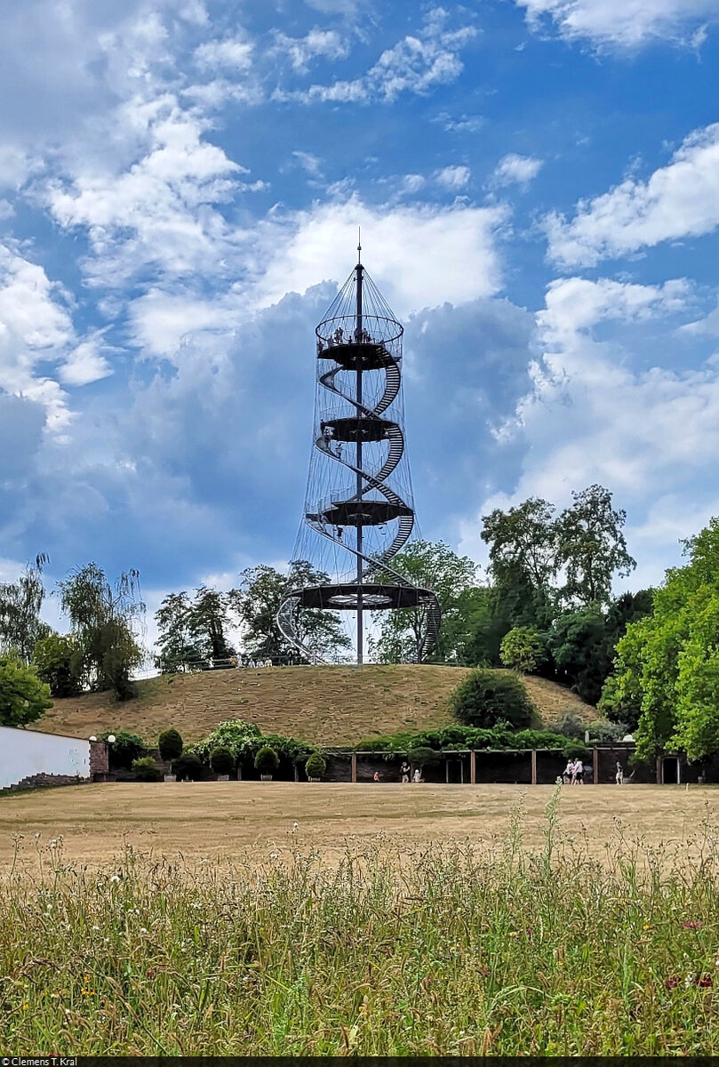 Der 40 Meter hohe Killesbergturm im Hhenpark Killesberg Stuttgart, fotografiert whrend einer Rundfahrt mit der Killesbergbahn.

🕓 28.7.2022 | 15:35 Uhr