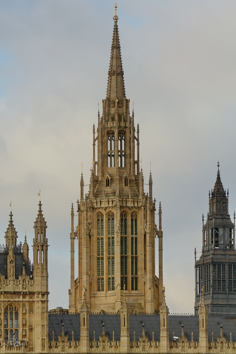 Der  91,44 Meter hohe Central Tower ist der niedrigste der drei Haupttrme des Westminster-Palastes. (London, Februar 2015)