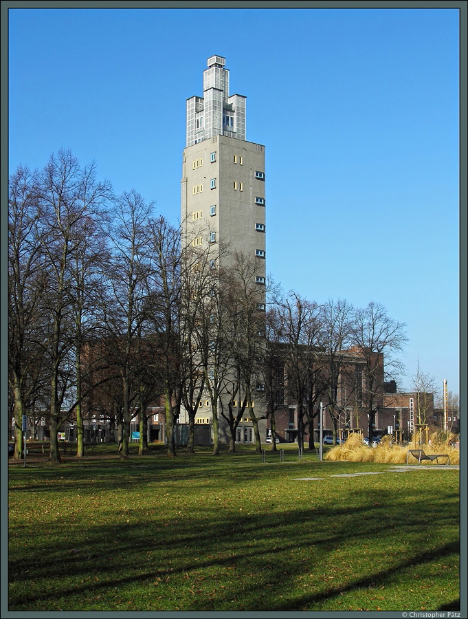 Der Albinmller-Turm im Magdeburger Rotehornpark wurde 1927 errichtet und gilt als bedeutendes Beispiel des Neuen Bauens der 1920er Jahre. Der 60 m hohe Turm wird als Aussichtsturm genutzt. Unmittelbar dahinter befindet sich die im gleichen Jahr errichtete Stadthalle. (Magdeburg, 14.02.2015)