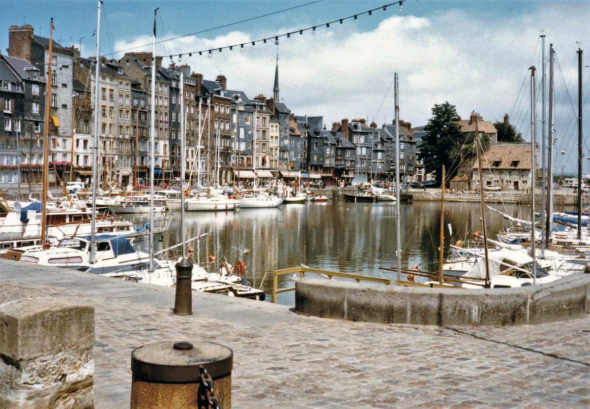 Der alte Hafen (le Vieux Bassin) von Honfleur, im Dpartement Calvados in der Normandie - Scan eines Foto vom 21. Juli 1986