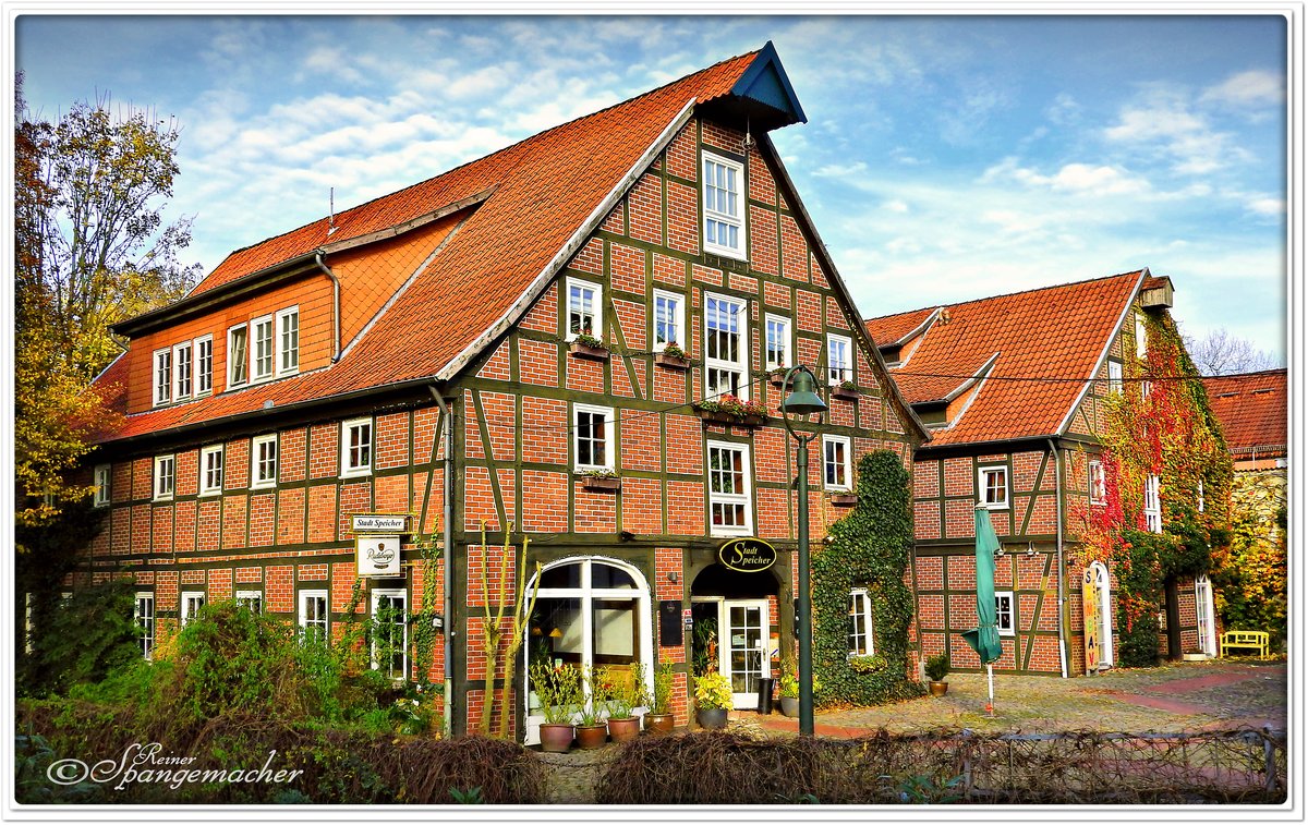 Der alte historische Stadtspeicher in Rotenburg/Wmme, heute beheimatet er ein Restaurant und einen Biergarten, direkt im belebten Stadtzentrum neben dem Stadtstreek, ein Zufluss zur Wmme (unterhalb des Fotos). Herbst 2016.