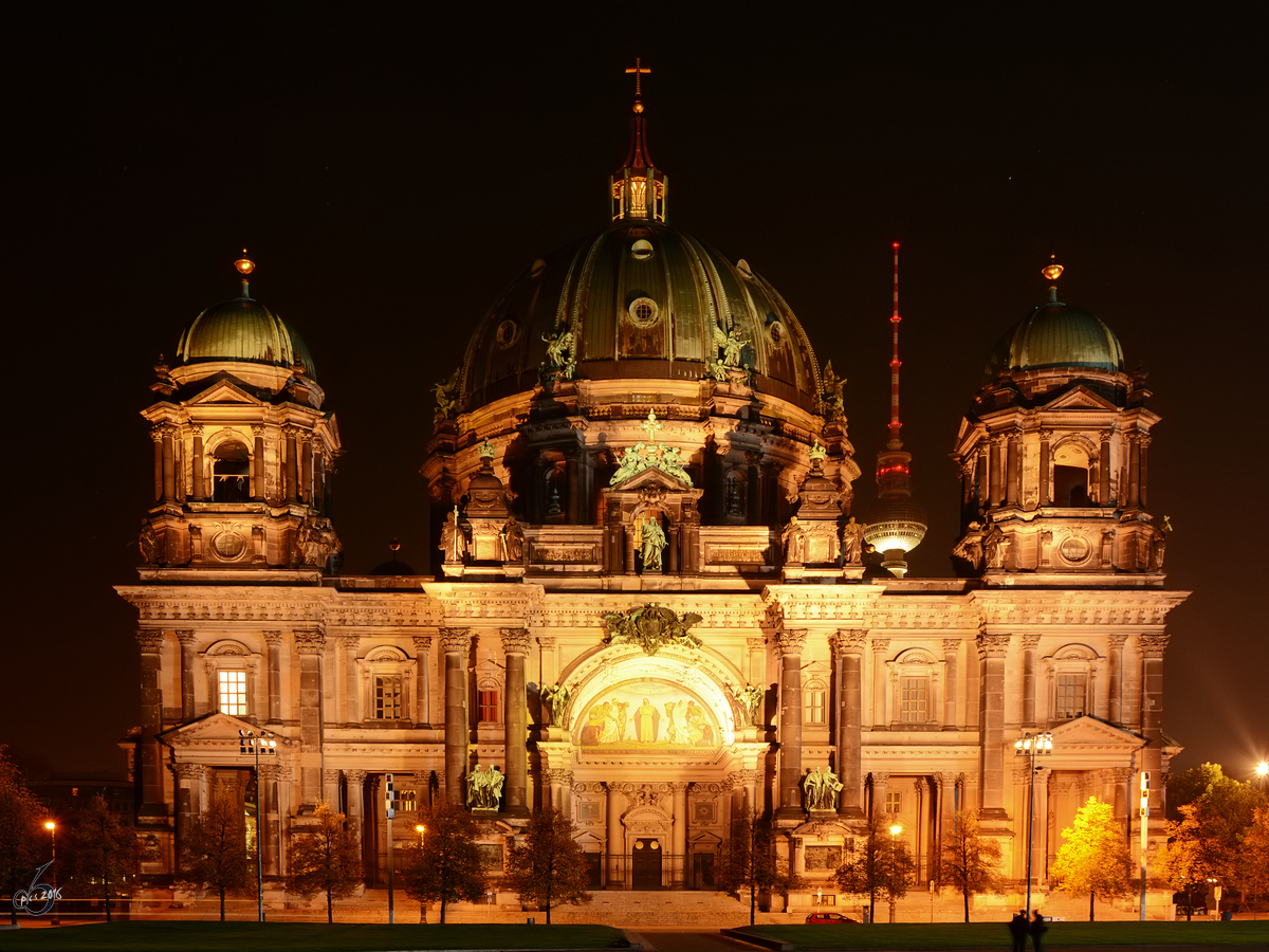 Der in Anlehnung an die italienische Hochrenaissance und den Barockstil errichtete Berliner Dom ist die grte Kirche Berlins. (November 2014)