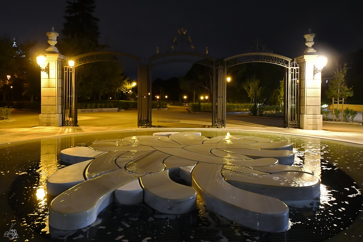 Der aus Macaubas-Marmor hergestellte Himmelsbrunnen  Fuente del Cielo  vor dem Eingang zu den Kniglichen Grten (Jardines de Sabatini) soll den Himmel ber Madrid darstellen. (Madrid, November 2022)
