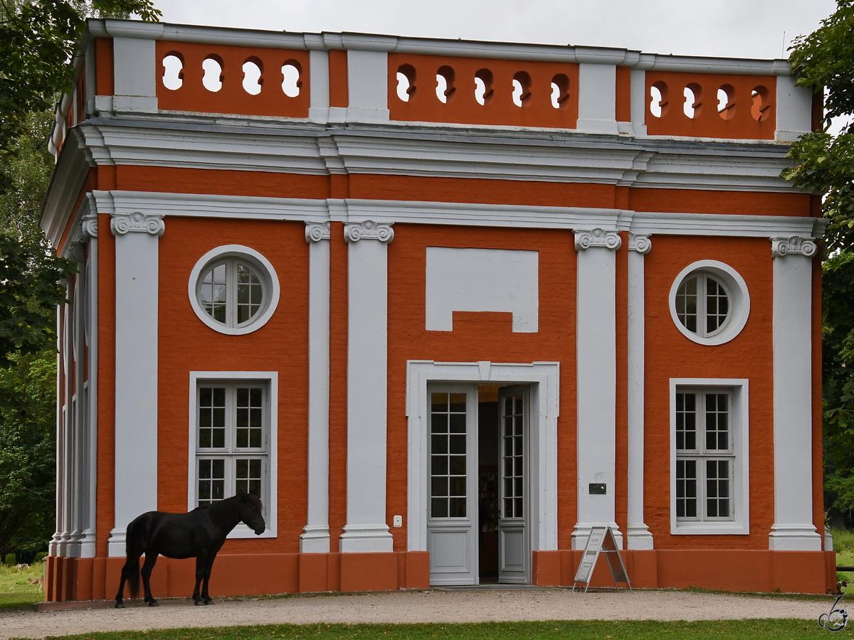 Der Barock-Pavillon befindet sich Nationalen Naturmonument Ivenacker Eichen. (August 2021)