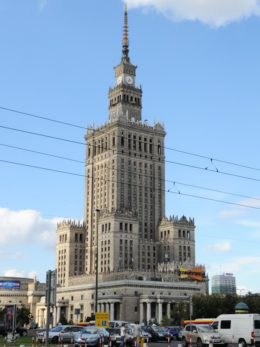 Der im Baustil des Sozialistischen Klassizismus errichtete Kultur- und Wissenschaftspalast ist mit seinen 237 Metern das hchste Gebude in Polen. (Warschau, August 2011)