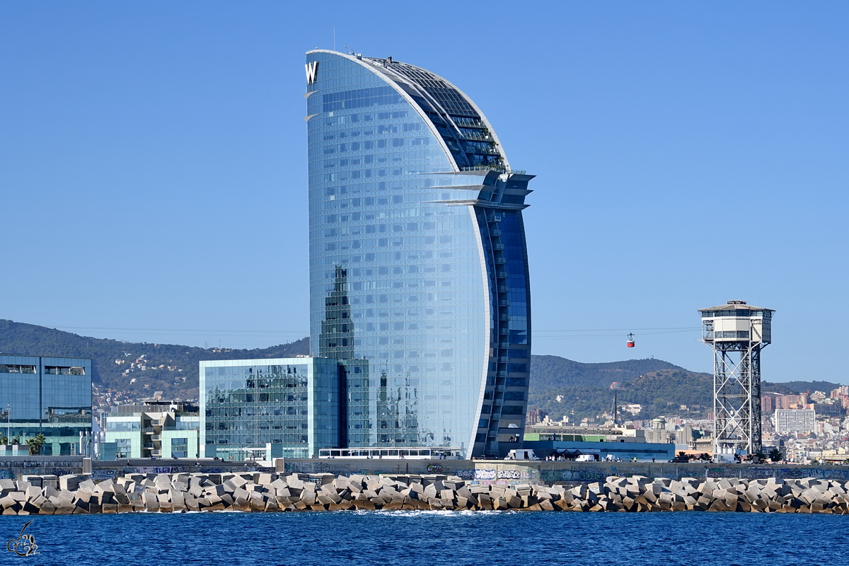 Der Bereich des Stadthafens in Barcelona wird vom 99 Meter hohen W Barcelona Hotel dominiert. (November 2022)