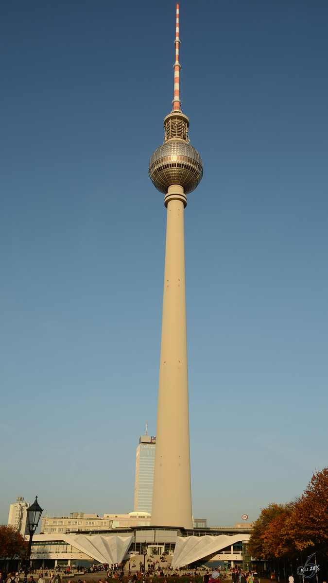 Der Berliner Fernsehturm ist mit 368 Metern das hchste Bauwerk Deutschlands. (Berlin-Mitte, November 2014)