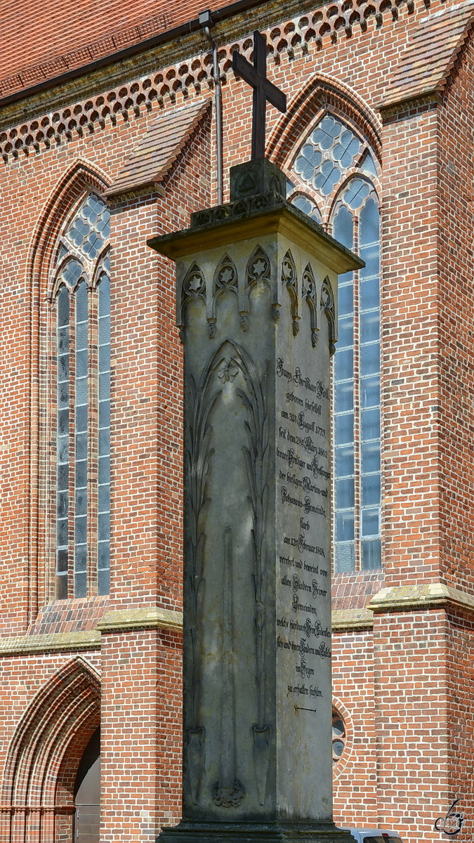 Der Boll-Gedenkstein aus dem Jahr 1854 neben der Konzertkirche in Neubrandenburg. (August 2013)