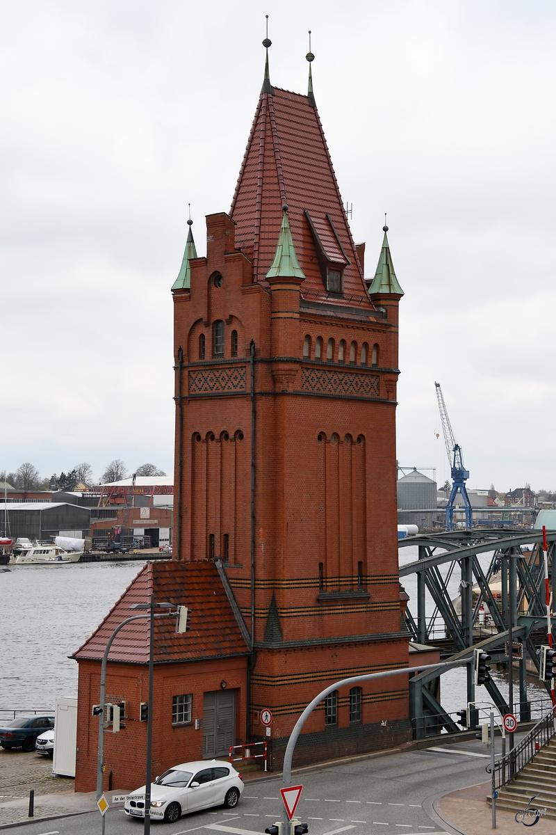 Der Brckenturm der zwischen 1896 und 1900 errichteten Hubbrcke in der Stadt Lbeck. (April 2019)