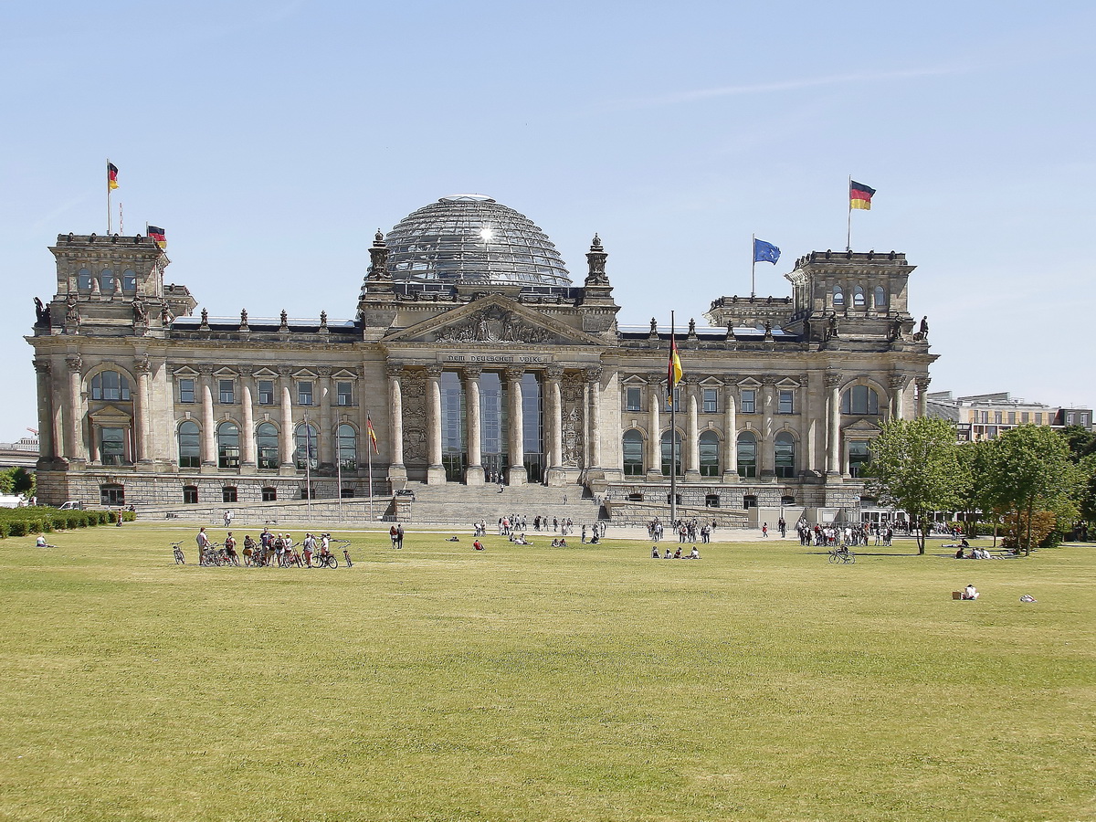 Der Bundestag / das Reichstagsgebude gesehen von der Paul-Lbe-Allee am 06. Juni 2018.
