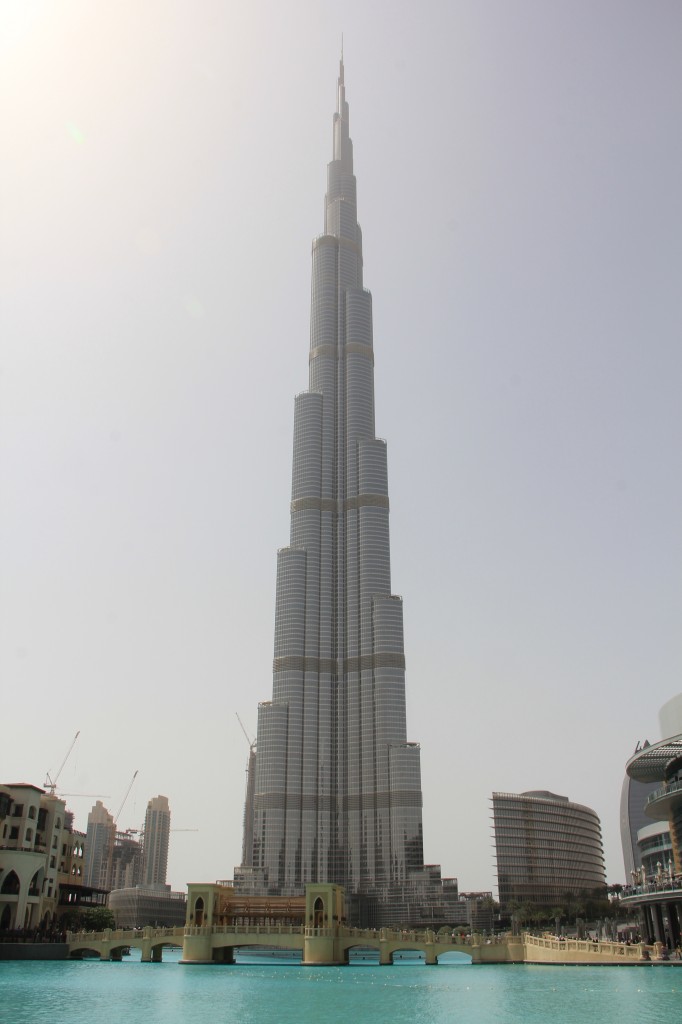 Der Burj Khalifa. Mit 828 Meter das, zur Zeit 12.April 2012, das hchste Gebude der Welt. Auf 452 Meter befindet sich die Aussichtsplattform  At the Top .
