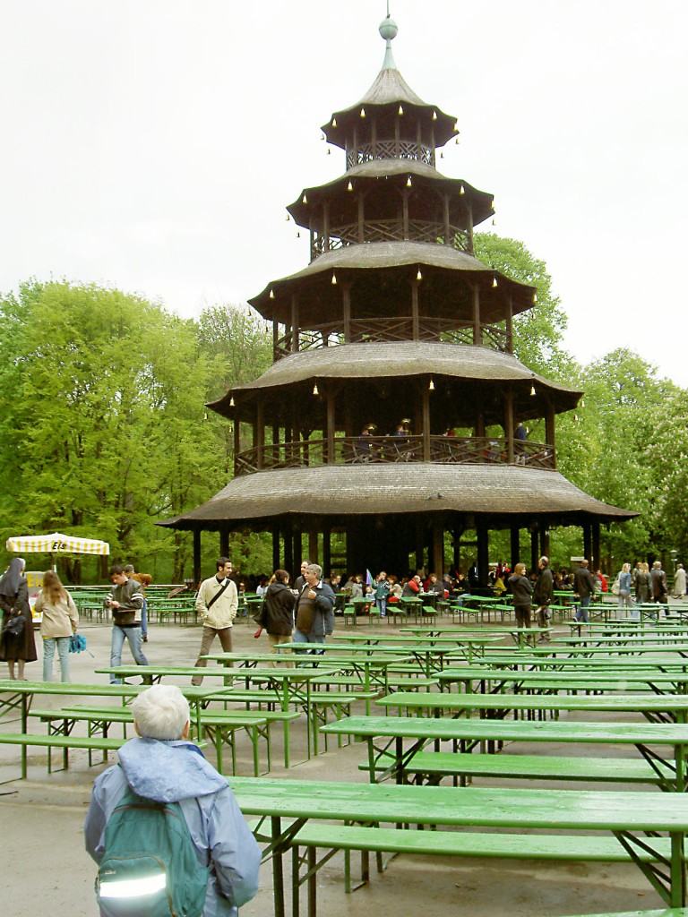 Der Chinesischer Turm im Englischen Garten - Mnchen. Aufnahme: 3. Mai 2005.