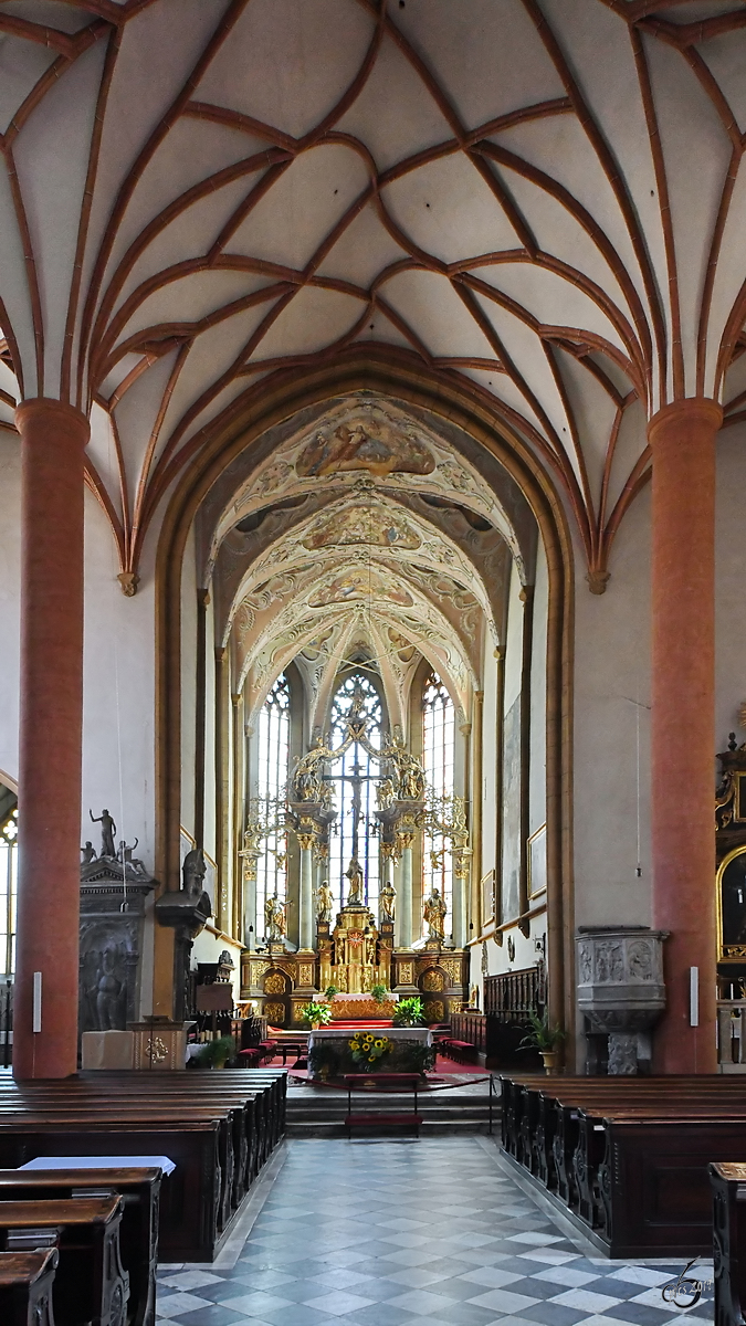 Der Chor der rmisch-katholische Hauptpfarrkirche St. Jakob mit Hochaltar. (Villach, August 2019)