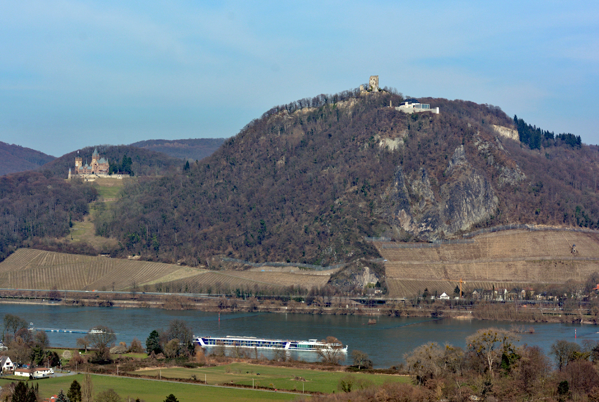 Der Drachenfels mit Drachenburgruine und links die Drachenburg mit dem  Vater Rhein  zu ihren Fen - 14.03.2016