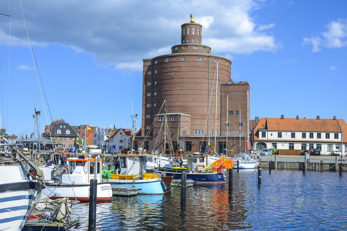 Der ehemalige Rundsilo am Eckernfrder Hafen gilt als eines der Wahrzeichen Eckernfrdes. Aufnahme: 11. Mai 2020.