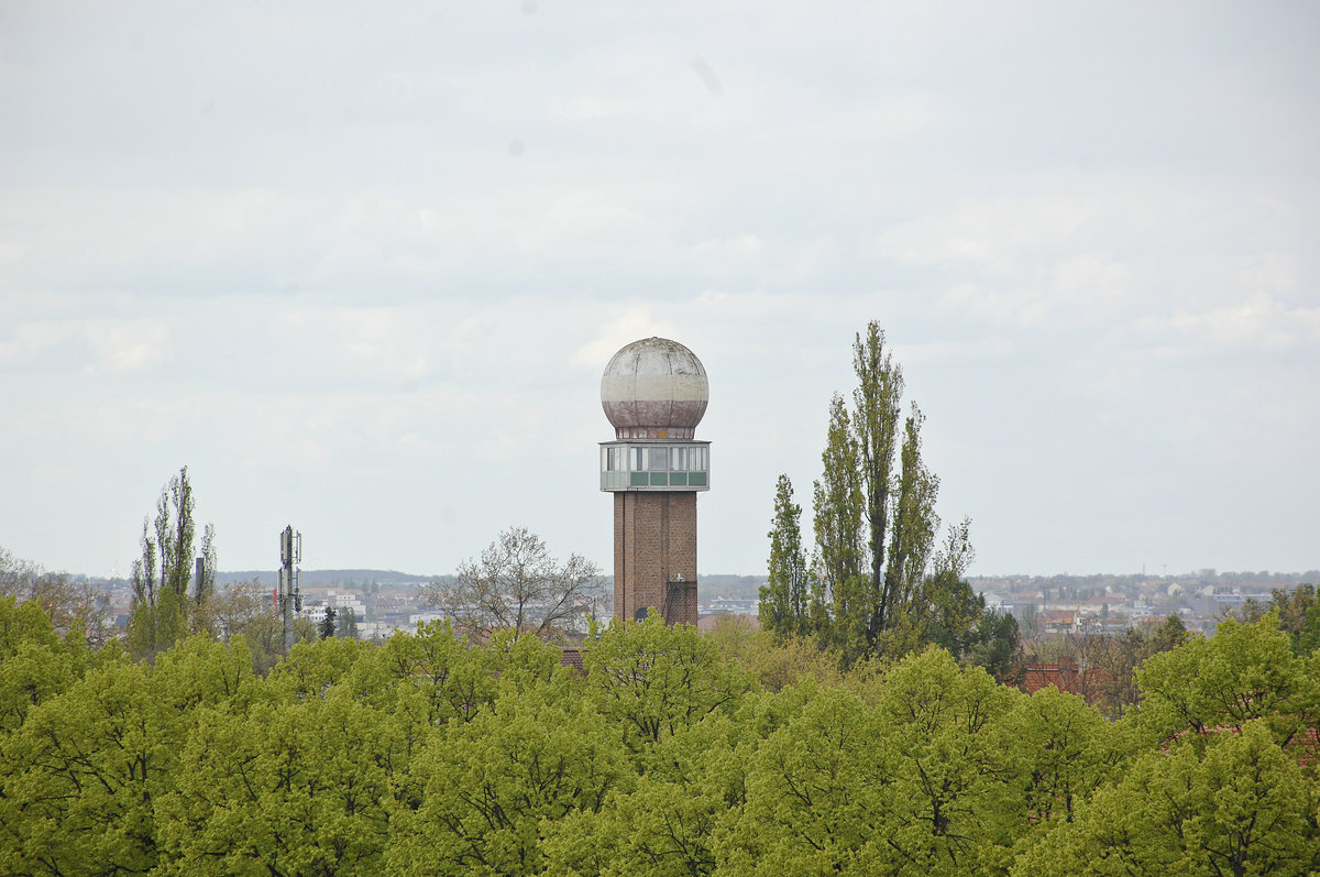 Der ehemaliger Wetterradar-Turm vom Meteorologischen Dienst an der Prager Strae 169 in Leipzig (vom Vlkerschlachtdenkmal aus gesehen). Aufnahme: 29. April 2017.
