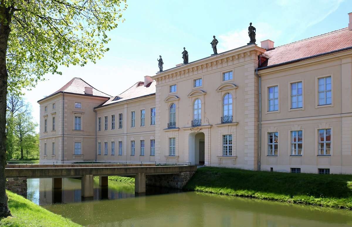Der Eingang des Schlosses Rheinsberg zum Innenhof, Blickrichtung Sden, am Schlossgarten. [11.5.2017 | 14:26 Uhr]