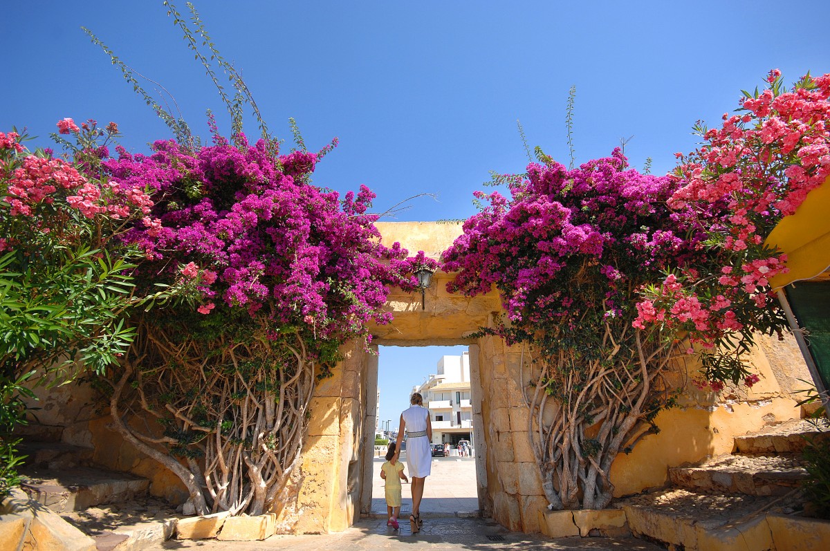 Der Eingang zum Ortsteil Praia da Rocha in Portimo an der Algarve. Aufnahme: Juli 2010.