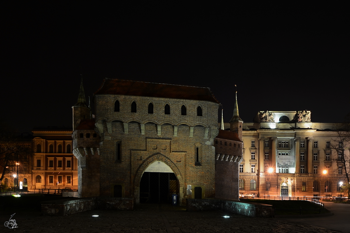 Der Ende des 15. Jahrhunderts im gotischen Backsteinstil erbaute Barbakan in Krakau gilt als der grte erhaltene Barbakan Europas. (Mrz 2014)