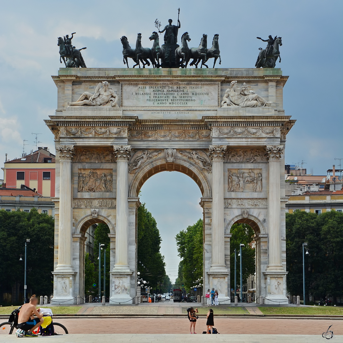 Der Friedensbogen (Arco della Pace) wurde von 1807 bis 1838 errichtet und soll an Europischen Frieden von 1815 erinnern. (Mailand, Juni 2014)