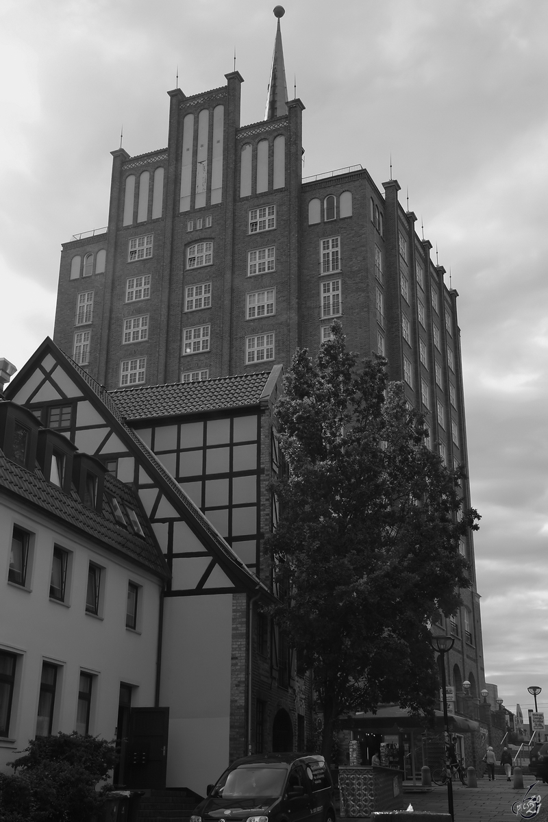 Der frher als Carl-Zeiss-Gebude genannte Bau wurde nach dem 2. Weltkrieg im Stil eines backsteingotischen Giebelhauses errichtet. (Rostock, August 2013)