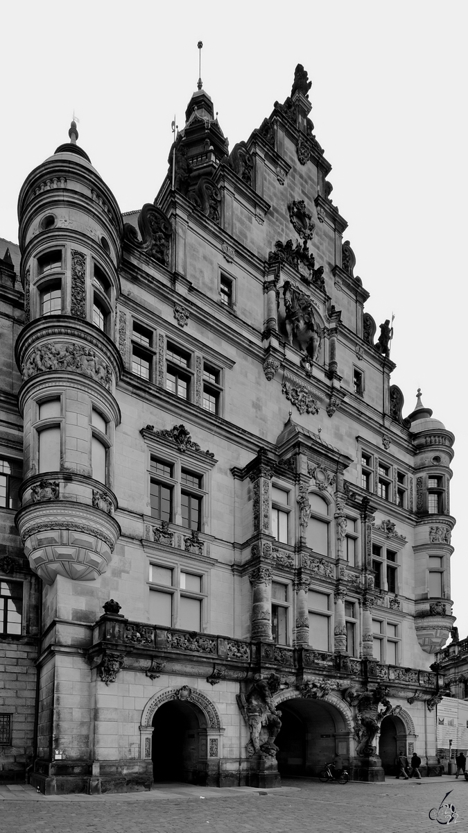 Der Georgenbau mit seiner Neorenaissancefassade ist der ursprngliche Stadtausgang von Dresden zur Elbbrcke. (April 2014)