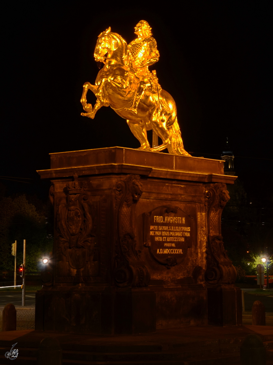 Der goldene Reiter ist ein Reiterstandbild von August dem Starken in Dresden-Neumarkt. (April 2014)