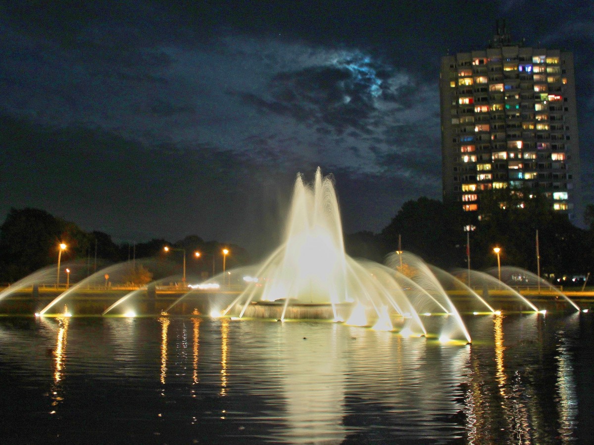 Der groe Springbrunnen am Aachener Europaplatz am Abend des 18.10.2013