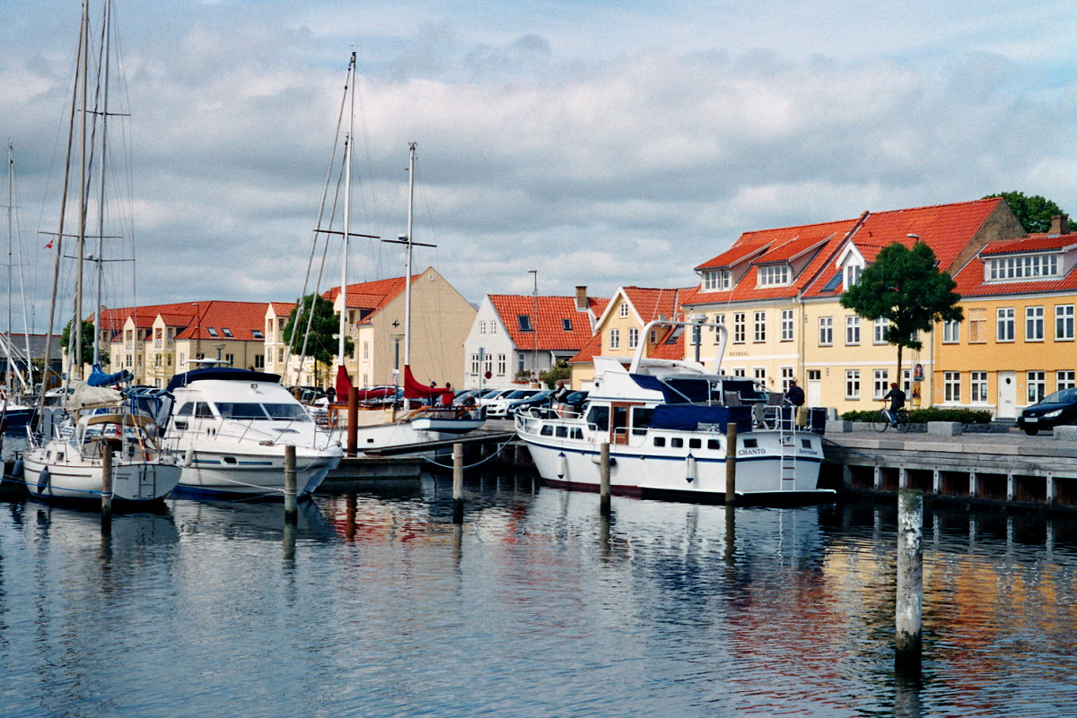 Der Hafen von Fborg. Da meine Digicam Versagte, wurde das Foto mit einer Pentacon Pentina fm von 1964 aufgenommen. Belichtungszeit 1/60, Blende 16. Fborg, 21.06.2015