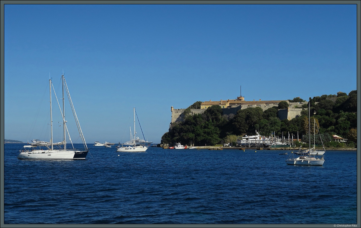 Der Hafen der Insel Sainte-Marguerite wird vom Fort Royal bewacht, das lange Zeit als Staatsgefngnis diente. Heute ist die Insel unweit von Cannes ein beliebtes Ausflugsziel. (28.09.2018)