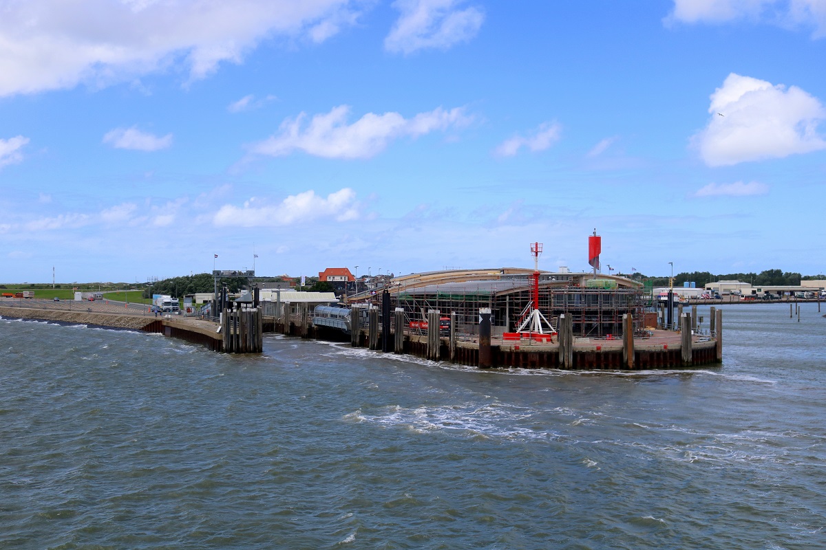 Der Hafen der Nordseeinsel Norderney mit dem im Bau befindlichen Hafenterminal fr die Fhren nach Norddeich. Aufgenommen von der Personenfhre  Frisia III . [28.7.2017 - 13:20 Uhr]
