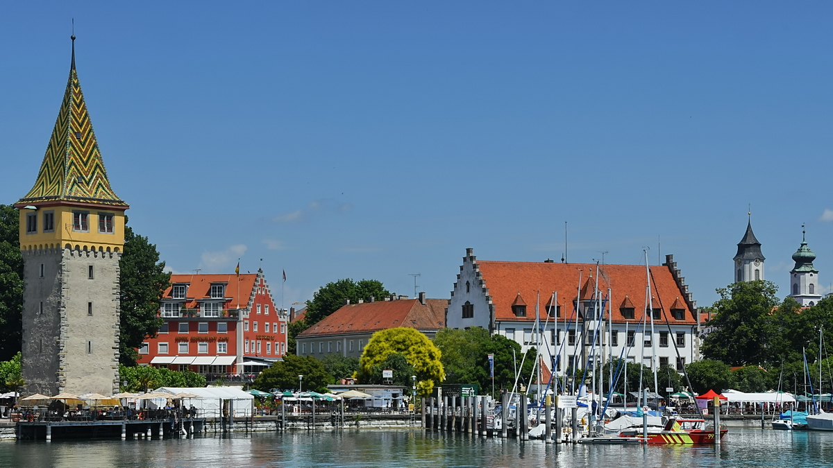 Der Hafenplatz mit dem markanten fnfstckigen Mangturm in Lindau. (August 2017)