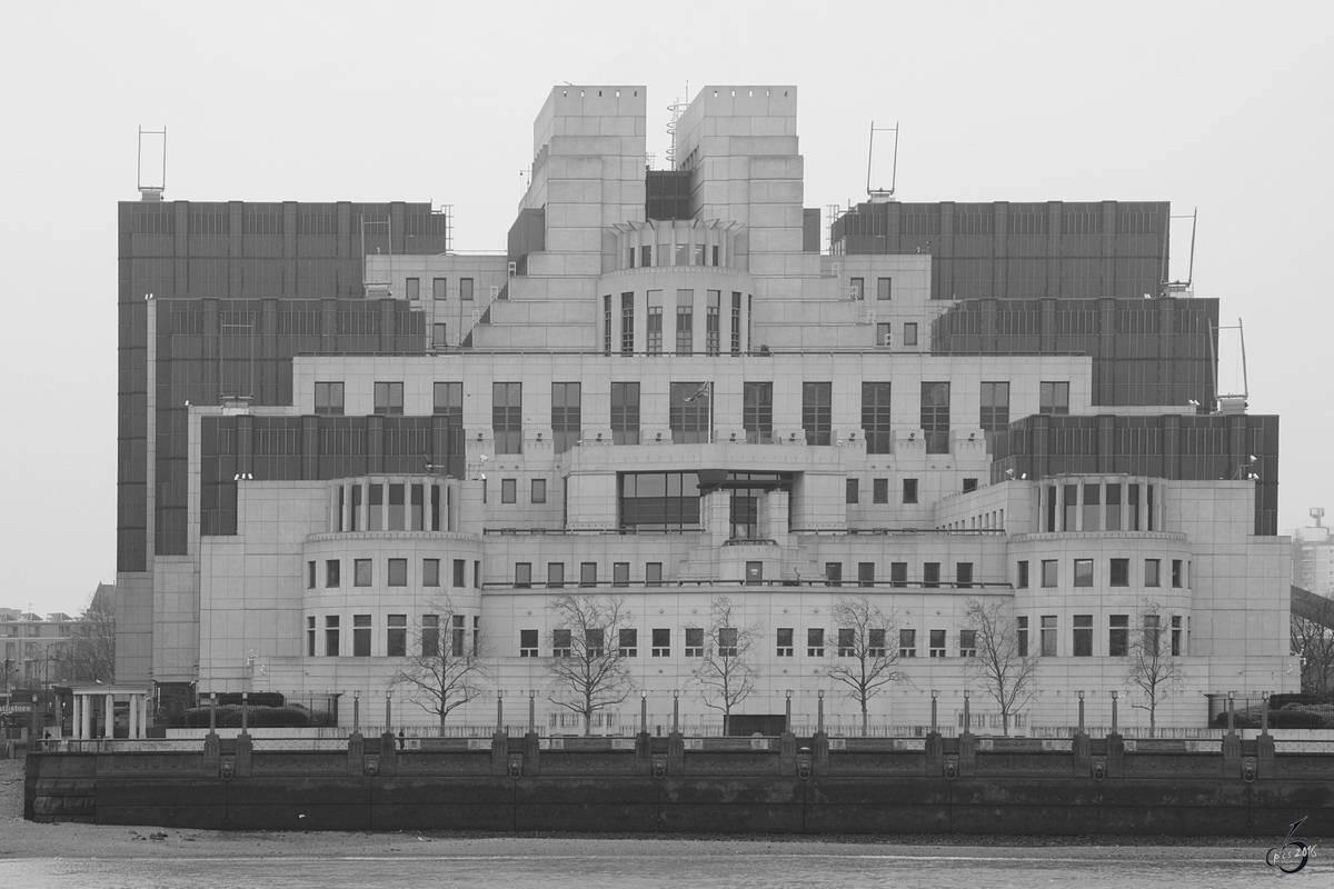 Der Hauptsitz des britischen Auslandsgeheimdienstes Secret Intelligence Service (SIS) oder MI6 im Londoner Stadteil Lambeth. (Mrz 2013)
