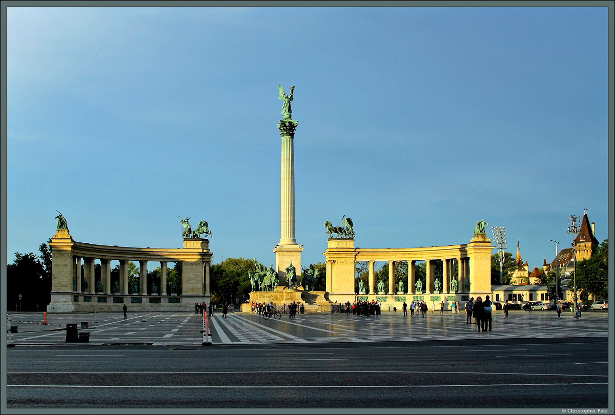 Der Heldenplatz mit dem Helden- und Milleniumsdenkmal wurde 1929 fertiggestellt. Zwischen den Sulen der Kolonade stehen Statuen bedeutender Personen der ungarischen Geschichte. (Budapest, 14.08.2014)