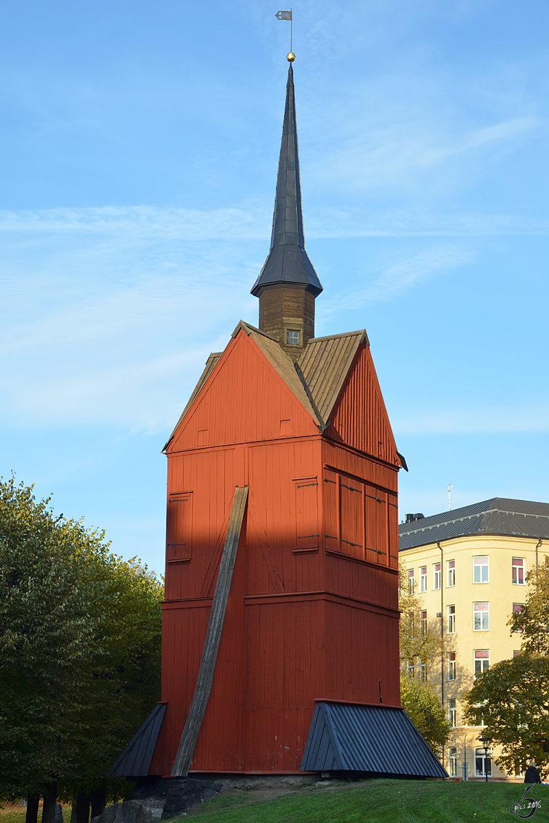 Der hlzerner Glockenturm von 1692 der 120m entfernt stehenden Johanneskirche. (Stockholm, Oktober 2011)