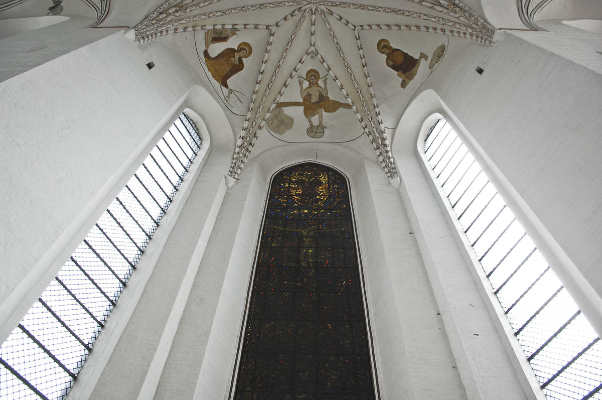 Der Innenraum des St.-Clemens-Dom zu Aarhus ist auf ber 220 m mit Fresken bemalt, die berwiegend aus der Zeit zwischen 1470 und 1520 stammen. Bis zur Reformation war nahezu die gesamte Kirche mit Fresken ausgemalt. Der Dom hat nur ein Buntglasfenster, das jedoch erst 1926 vom norwegischen Knstler Emmanuel Vigeland gestaltet wurde. Aufnahmedatum: 5. Juni 2017.