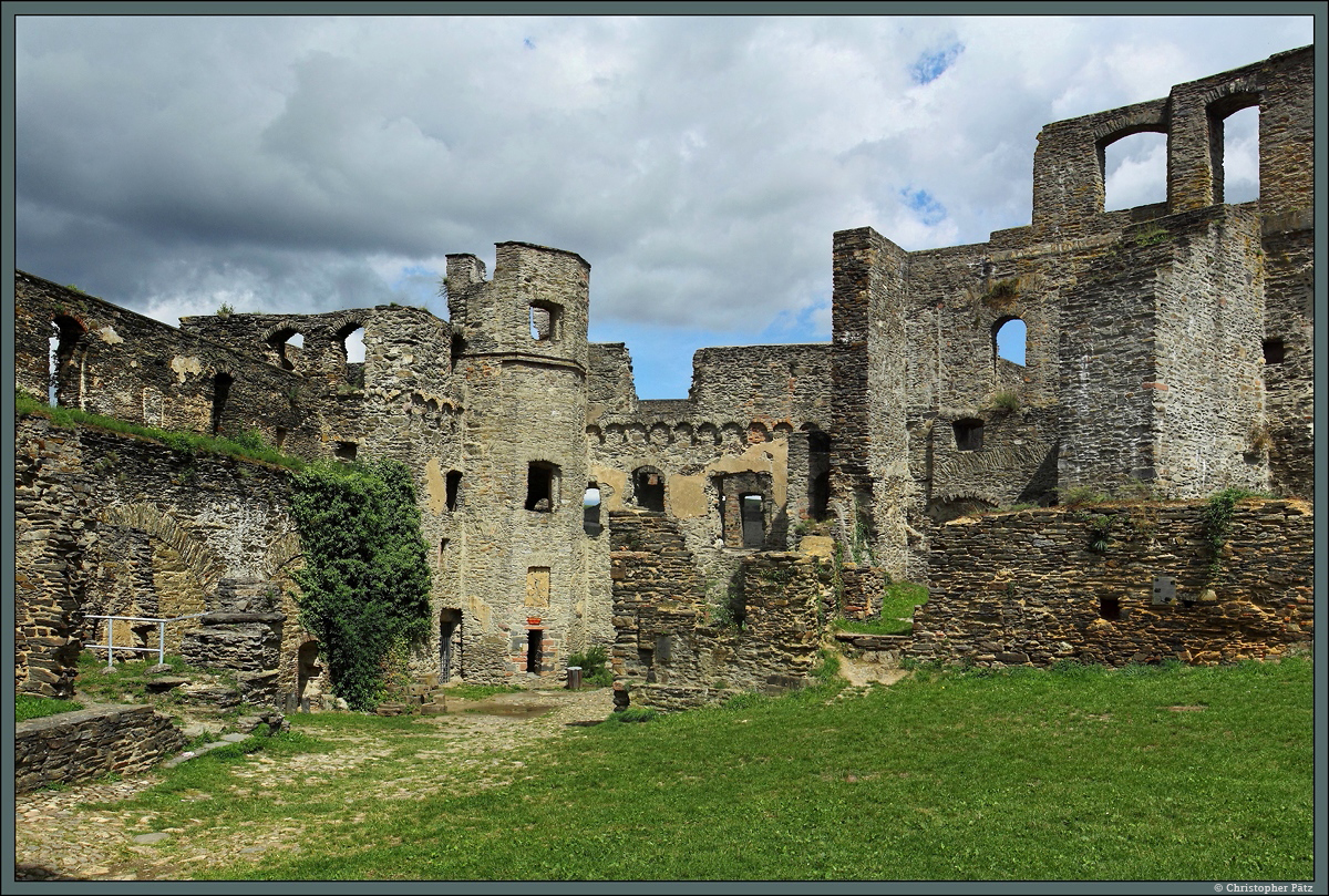 Der innere Schlosshof von Burg Rheinfels wird dominiert vom Nordbau mit dem Treppenturm. Links befand sich die Apotheke, rechts der Darmstdter Bau. (St. Goar, 09.08.2014)