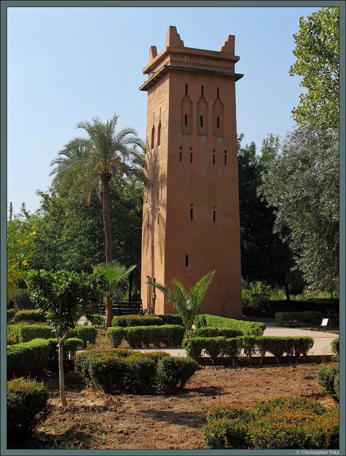 Der Jardin el Harti ist einer der fnf grten Grten in Marrakesch. Er wurde in den 1930er Jahren angelegt. Im Park befinden auch einige ltere Wachtrme, die inzwischen als Taubenschlag genutzt werden. (Marrakesch, 17.11.2015)