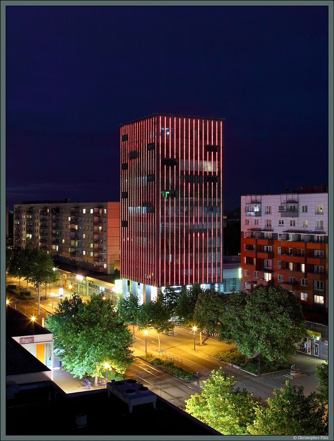 Der Katharinenturm in Magdeburg wurde 1970 als  Haus der Lehrer  errichtet. Nachdem der Turm lngere Zeit leer stand, wurde er 2013 saniert und als Bro- und Wohngebude umgebaut. Der Name erinnert an die Katharinenkirche, die sich ursprnglich an dieser Stelle befand. Nachts wird die Fassade durch LEDs illuminiert. (29.06.2014)