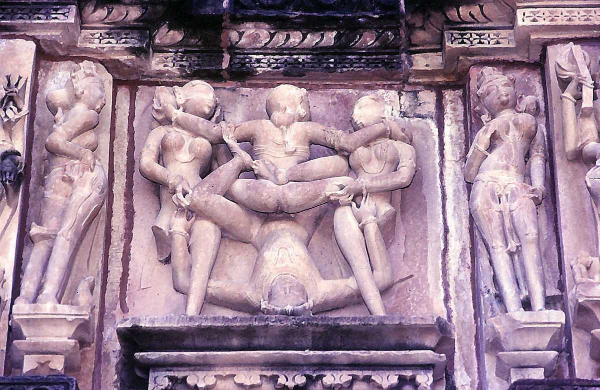 Der Khajuraho-Tempel mit erotischen Darstellungen aus dem 10. bis 12. Jahrhundert gehrt zum UNESCO-Weltkulturerbe. Aufnahme: Oktober 1988 (Bild vom Dia).