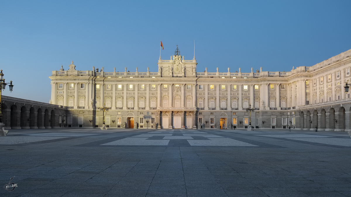 Der Knigliche Palast ist die offizielle Residenz des spanischen Knigshauses. Hier ein Blick auf den Ehrenhof des Madrider Stadtschlosses. (Dezember 2010)