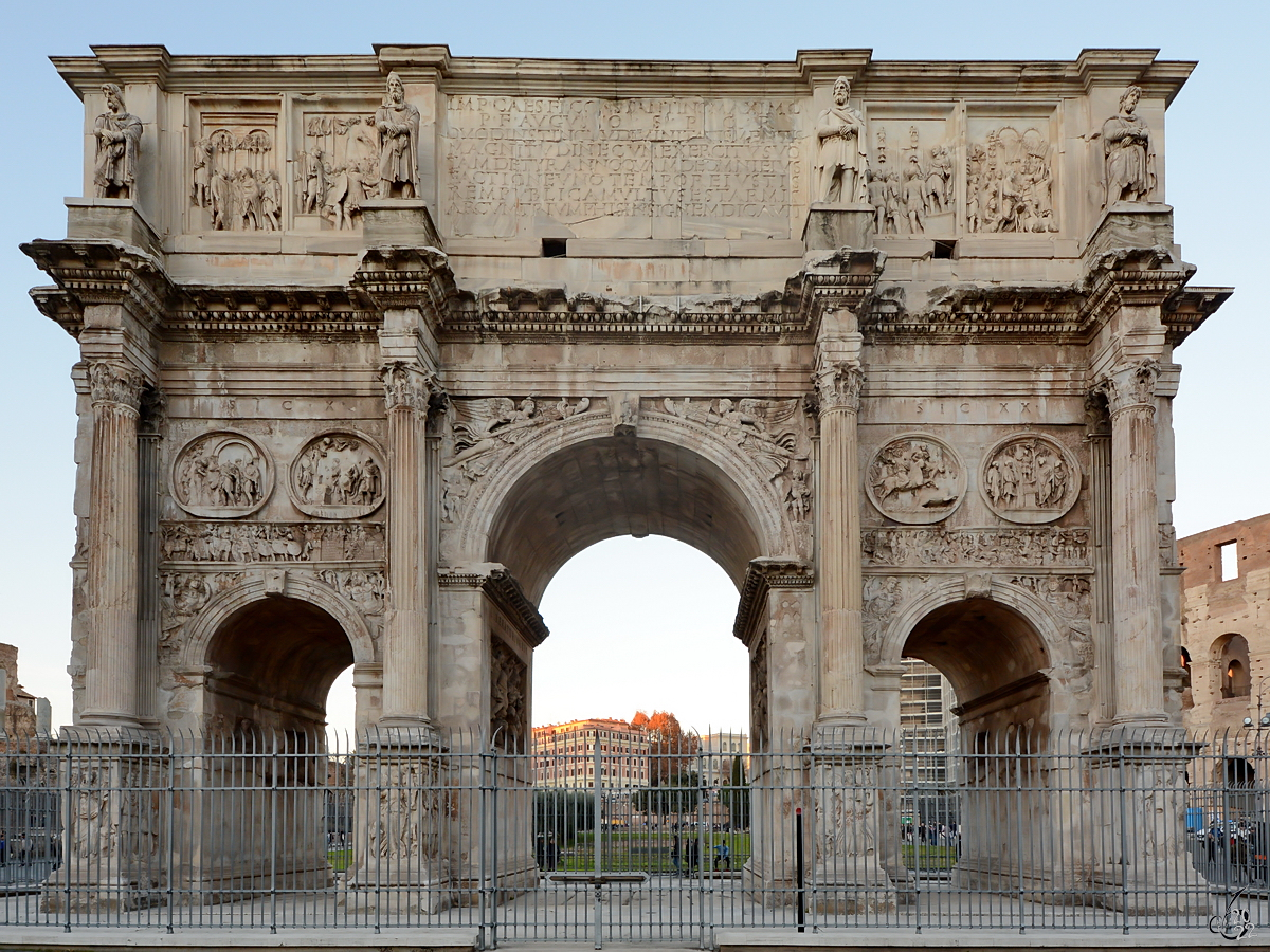 Der Konstantinsbogen (Arco Di Costantino) wurde im Jahr 315 nach Christus anlsslich des zehnten Regierungsjahres Konstantins feierlich eingeweiht. (Rom, Dezember 2015)