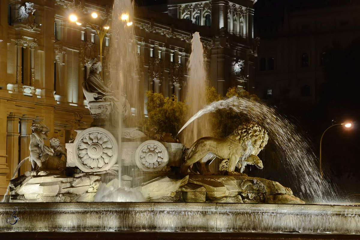 Der Kybele-Springbrunnen, gebaut 1782 und seit 1895 auf dem gleichnamigen Platz in Madrid. Der Brunnen zeigt die groe Gttermutter Kybele auf einem von Lwen gezogenen Karren. (September 2011)