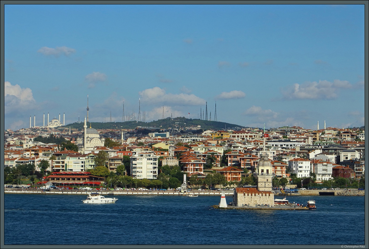 Der Leuchtturm Kız Kulesi liegt auf einer kleinen Insel mitten im Bosporus. Dahinter ist der Istanbuler Stadtteil skdar zu sehen. (09.09.2019)