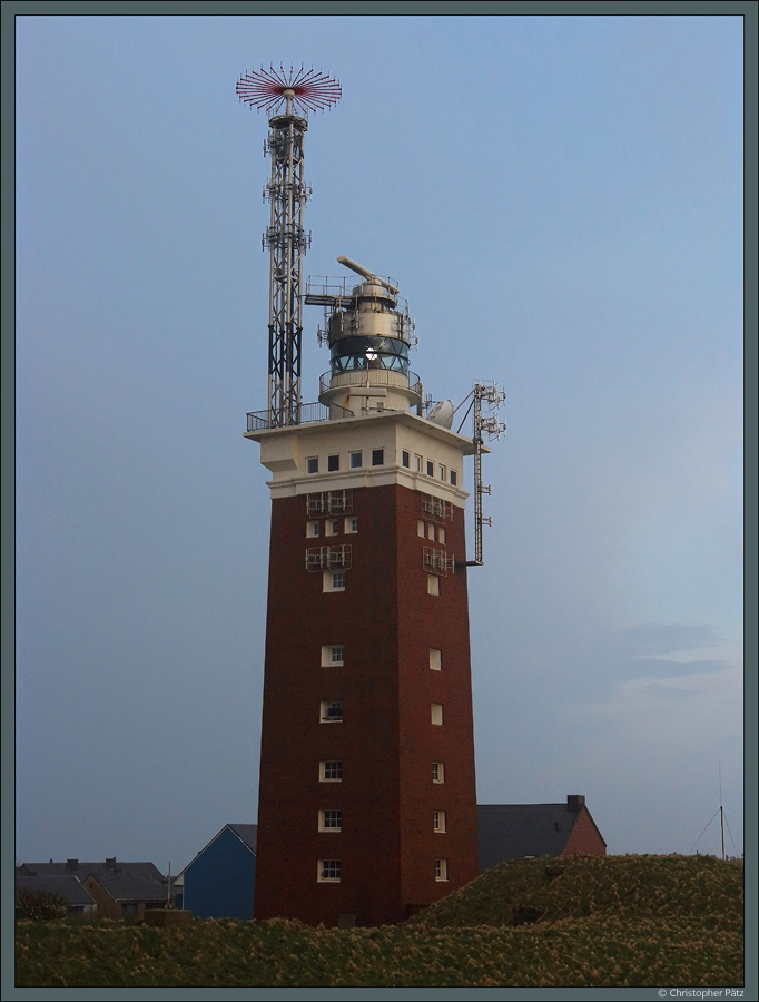 Der Leuchturm Helgolands wurde im Zweiten Weltkrieg als Flakturm errichtet und berstand als einziges Gebude die Bombardierungen. Ab 1952 wurde er zum Leuchtturm umgebaut. (14.04.2018)
