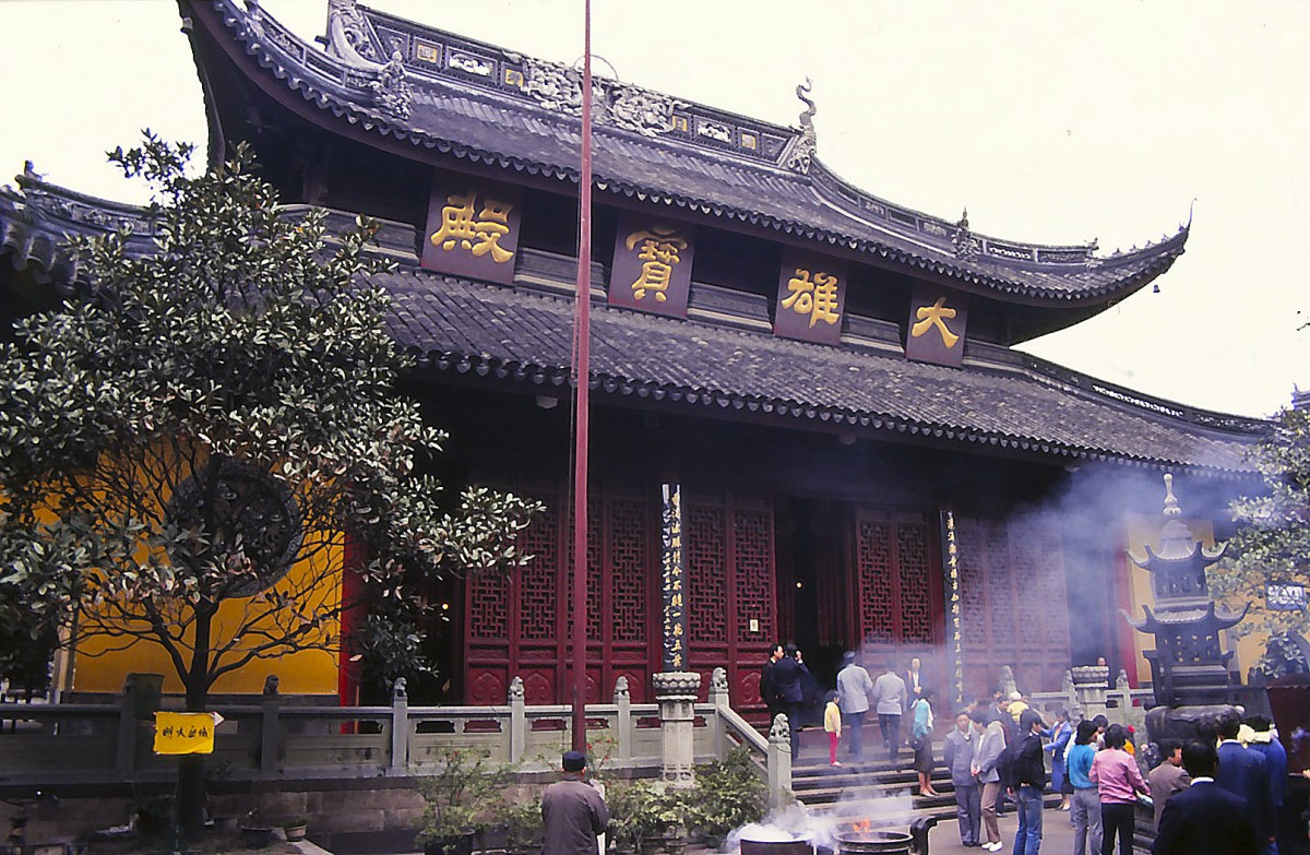 Der Lingyin-Tempel in Hangzhou in der chinesischen Zhejiang Provinz. Es ist eines der grten und wohlhabendsten Klster Chinas. Aufnahme: April 1989 (Bild vom Dia).
