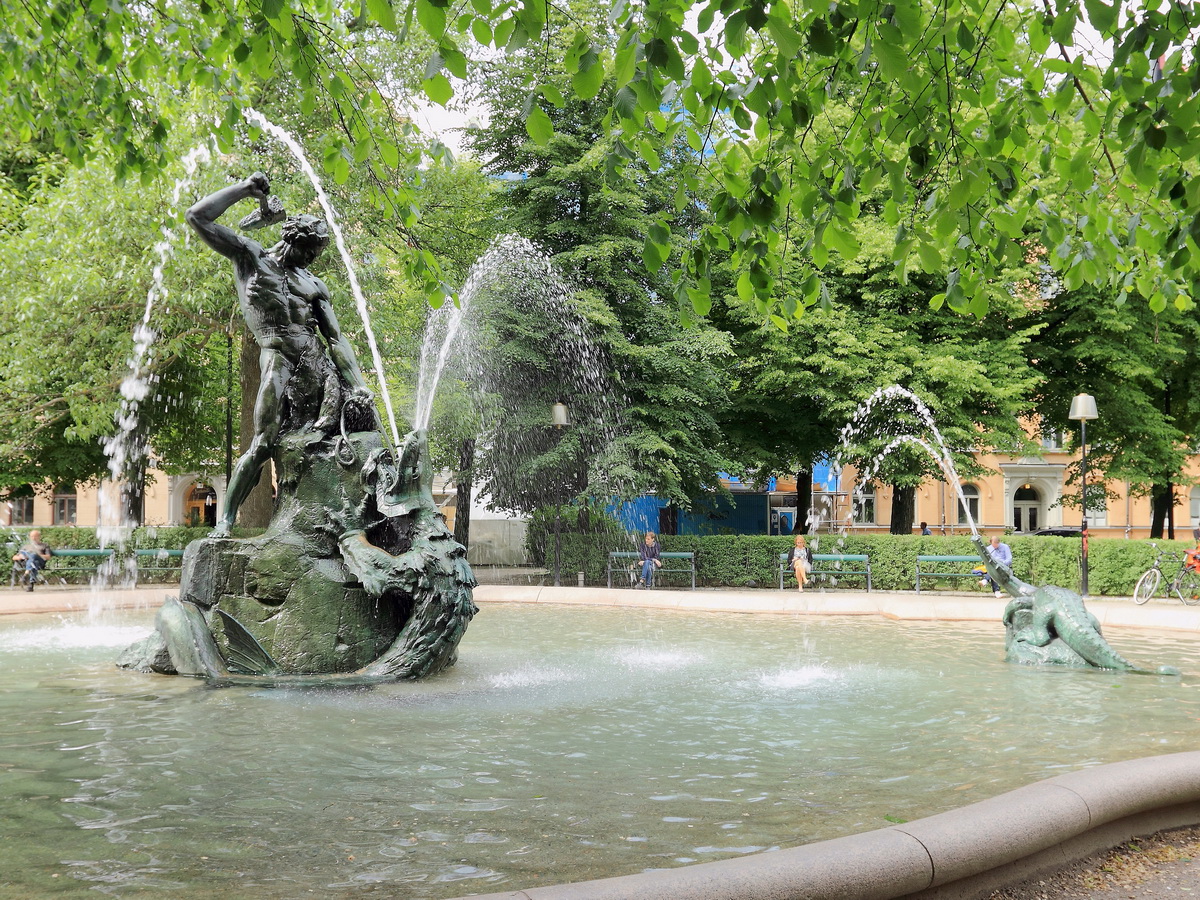 Der Mariatorget (dt. Marienplatz) ist ein kleiner Stadtpark in Sdermalm, Stockholm. 
Der Brunnen in der Mitte des Platzes wird durch eine 1903 aufgestellte Skulptur namens „Tors fiske“ gekrnt und stellt den skandinavischen Gott Thor dar und zeigt, wie er die Seeschlange Jrmungandr erlegt. Bild vom 21.06.2016.
